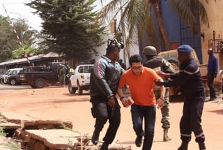 Rescate. Tropas malienses auxilian a una de las 170 personas secuestradas por un grupo yihadista en un hotel de Bamako. (AP)