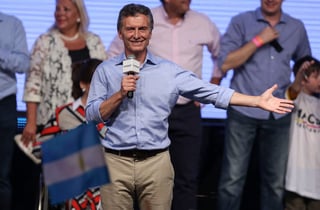 El líder del frente opositor Cambiemos, Mauricio Macri, saluda a seguidores. (EFE)