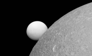 Dione y Encelado poseen casi los mismos materiales, sólo que Encelado refleja más por lo que parece brillar. (INTERNET)