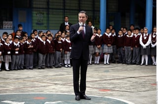 De visita. Aurelio Nuño, titular de la SEP, visitó una escuela primaria. (AGENCIA REFORMA)