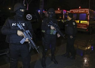 Al menos 11 personas murieron y otras 11 resultaron heridas en un atentado contra un autobús de la guardia presidencial de Túnez. (EFE)