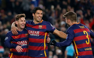 Barcelona, ya en Octavos de Champions, aplasta 6-1 a la Roma, que complica su pase; Messi y Suárez marcan dobletes. (AP)