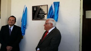 Don Armando develó una placa junto con el director de la facultad de Comunicación, Miguel Barroso, la cual conmemora los 35 años de existencia de esta.
