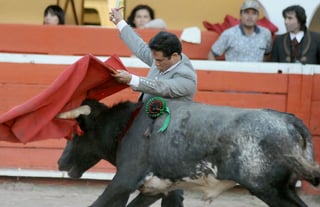 El torero Mario Mora cortó una oreja durante una corrida celebrada en la plaza de toros del municipio de Tezontepec de Aldama. (EL SIGLO DE TORREÓN)