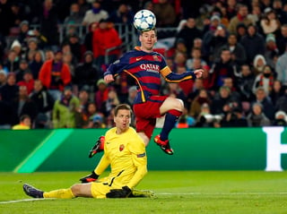 Lionel Messi anota el primero de sus dos goles en la paliza que le propinó el Barcelona a la Roma. (AP)