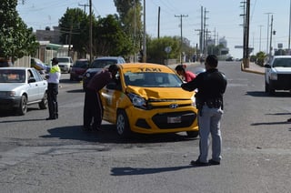 Accidente. Los vehículos se impactaron a gran velocidad en el cruce del bulevar Laguna Sur y calle Héroes de Tonolitla.