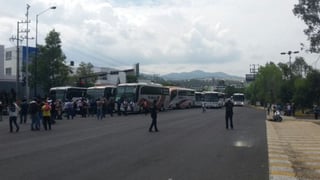 Los estudiantes obligaron a los pasajeros a descender de las unidades y retuvieron a los choferes. (Twitter: @Grupo_Marmor)