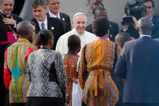 África.  El papa Francisco (c), a su llegada al aeropuerto Internacional Jomo Kenyatta de Nairobi, Kenia.
