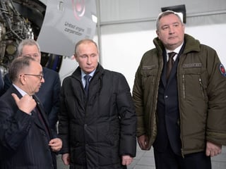 Rueda de prensa.  El presidente ruso, Vladimir Putin (i) posa junto al viceprimer ministro ruso, Dimitri Rogozin (d).
