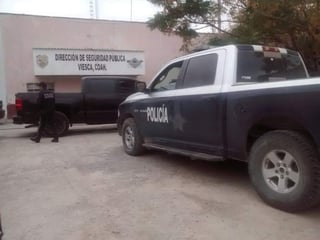Unos once sujetos armados llegaron en varios vehículos hasta las instalaciones de Seguridad Pública en la zona centro de Viesca. (EL SIGLO DE TORREÓN)