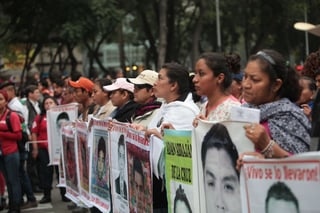 Al iniciar la marcha por los 14 meses de la desaparición de los jóvenes, Vidulfo Rosales, abogado de los padres de familia, acusó que hay un 'empantanamiento' en las investigaciones. (ARCHIVO)
