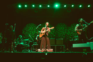 Pasadas las 21:00 hora local (00:00 GMT del viernes), Lafourcade subió al escenario e inició su primer recital en solitario en Chile. (EFE)