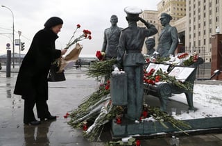 Homenaje. Turquía derribó el Su-24 donde murió un piloto, en la imagen un familiar pone rosas al piloto fallecido.