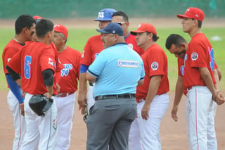 El juego lo ganaron los Mineros de la Sección 74, pero las sanciones y consecuencias para el equipo de Tlahualilo y su mánager, deberán definirse en la próxima asamblea de la Liga Mayor de Beisbol de La Laguna. (EL SIGLO DE TORREÓN)
