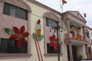 Festejos. El edificio de la presidencia municipal y las principales calles de la ciudad, se iluminan con motivos navideños. (MARY VÁZQUEZ)