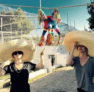 Una de las fotografías la muestra a ella y a su hermana con sombreros típicos de México, con una piñata de fondo. (INSTAGRAM)