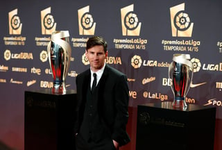 El argentino se hizo con el premio más importante de la noche, el que está reservado a ensalzar al mejor futbolista de la pasada temporada. (EFE)
