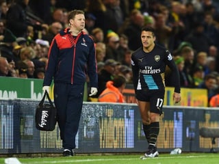 El atacante chileno del Arsenal, Alexis Sánchez, podría estar de baja hasta finales de diciembre debido a la lesión muscular sufrida el pasado domingo, en el empate 1-1, frente al Norwich. (EFE)