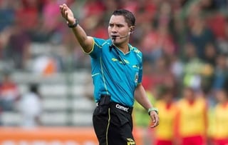 Fernando Guerrero dirigirá el partido de ida entre América y Pumas a disputarse en el estadio Azteca. (TWITTER)