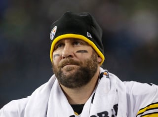El quarterback de los Steelers de Pittsburgh seguirá sujeto al protocolo obligatorio de la NFL sobre conmociones cerebrales. (ARCHIVO)