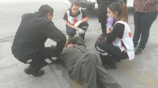 Auxilio. Paramédicos de la Cruz Roja, acudieron al lugar del accidente.