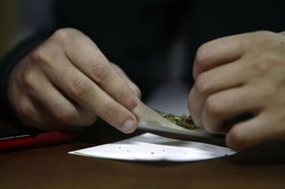 Mikel Arriola Peñalosa, insistió en que la población está sujeta a la Ley General de Salud, que establece la prohibición de la marihuana para su consumo. (ARCHIVO)