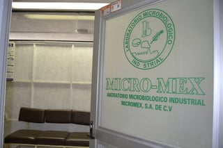 Estudio. El laboratorio Micro-Mex defendió los resultados de la muestra enviada por vecinos de Senderos y que arrojó como resultados .105 mg/l de arsénico cuando el límite es de .025 mg/l. (EDITH GONZÁLEZ)