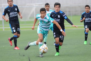 El partido de ida de la categoría Sub-17 entre laguneros y queretanos fue disputado de principio a fin por los jugadores. (Foto de Jesús Galindo)