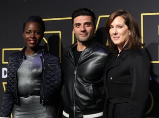 Lupita Nyong'o y Oscar Isaac, así como la productora Katheleen Kennedy promocionaron en México la nueva cinta de Star Wars. (EFE) 