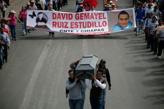 Los profesores se turnaron para cargar el féretro con el cuerpo de Ruiz Estudillo, quien falleció en las protestas de ayer. (EL UNIVERSAL)