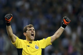 La eliminación en la fase de grupos por la derrota anoche ante el Chelsea (2-0) lanzó al Oporto de Casillas al segundo torneo europeo más importante, la Liga Europa. (ARCHIVO)