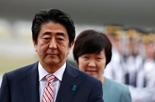 El gobierno japonés confirmó que el sitio web de Abe quedó inaccesible desde la madrugada de este jueves y, aunque indicó que el servidor está abrumado por el tráfico, informó que la policía investiga el incidente. (ARCHIVO)
