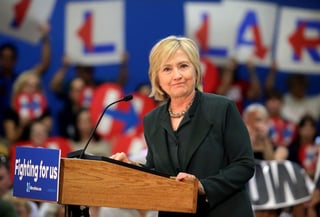'Los otros hablan mucho, echan fuera todos estos enfoques', dijo Clinton en un mitin en Oklahoma. (ARCHIVO)