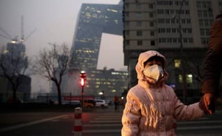 Las previsiones apuntan a que las concentraciones de contaminantes serán incluso superiores a las registradas entre el 6 y el 9 de diciembre, cuando Pekín declaró su primera alerta roja. (ARCHIVO)