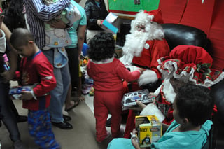 Fiesta. Se adelantó Santa Clos y visitó a los niños del sexto piso de la clínica 71 del IMSS en Torreón, a quienes les llevó regalos. (GUADALUPE MIRANDA)
