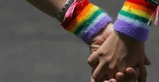 La nueva ley contempla equiparar las parejas de hecho homosexuales a las heterosexuales, con la condición de que estén registradas en Grecia. (TWITTER)