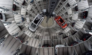 Autos. un VW Passat y un VW Golf son trasladados de la bodega para su entrega en la ensambladora de Volkswagen AG, en Wolfsburg. (ARCHIVO)