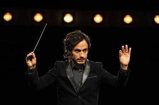 Mozart in the jungle cuenta la historia de 'Rodrigo' (García Bernal), un talentoso y excéntrico director de orquesta que es contratado para hacerse cargo de la Orquesta Sinfónica de Nueva York. (TWITTER)