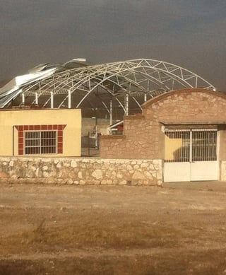 Domo. Esta es la escuela Tranquilino Mendoza, en el municipio de Peñón Blanco, misma en donde el domo salió volando por culpa de los fuertes vientos.
