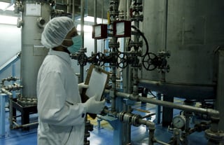 Irán se comprometió a limitar a 300 kilogramos sus reservas de uranio enriquecido, a desmantelar dos tercios de sus centrifugadoras y a transformar el reactor de agua pesada de Arak para evitar que produzca plutonio. (ARCHIVO)