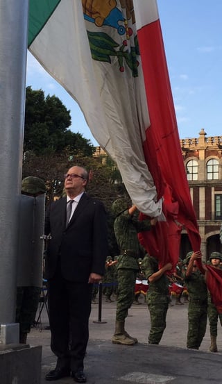 La ceremonia inició con honores a la bandera, que fue izada por el mandatario morelense, para luego entonar el Himno Nacional Mexicano.  (TWITTER)
