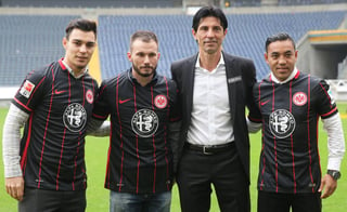 El directivo Bruno Huebner (de saco) junto a los nuevos jugadores del Eintracht Frankfurt,  Kaan Ayhan, Szabolcs Huszti y Marco Fabián. (EFE)
