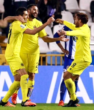 Jugadores del Villarreal, entre ellos Jonathan dos Santos, celebran un gol. Villarreal consigue agónico triunfo ante Deportivo