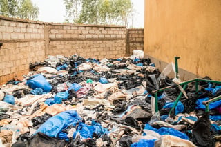Cada día se ponen en circulación cinco millones de bolsas plástico en Senegal que normalmente acaban tiradas por el suelo y su degradación contamina el suelo. (ARCHIVO)