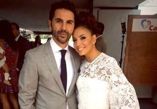 Romance. El ejecutivo de Televisa José Bastón le propuso matrimonio a la actriz en un viaje a Dubai.