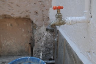Usuarios de ese sector de la ciudad, se quejaron por las constantes interrupciones en el suministro de agua potable. (ARCHIVO)