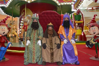 Festejo. Los Reyes Magos escuchan las peticiones de los niños. (EDITH GONZÁLEZ)