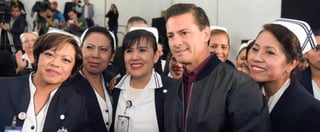 El mandatario recordó también que este día se celebra a las 300 mil enfermeras y enfermeros de México. (TWITTER)
