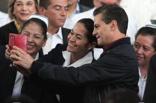 Sonrían. Enrique Peña Nieto, se tomó una selfie junto a varias enfermeras.