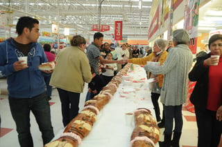 Festejo. Se compartió con casi 1,500 personas que se dieron cita en las instalaciones de la tienda Ley Jabonera. (Ramón Sotomayor)